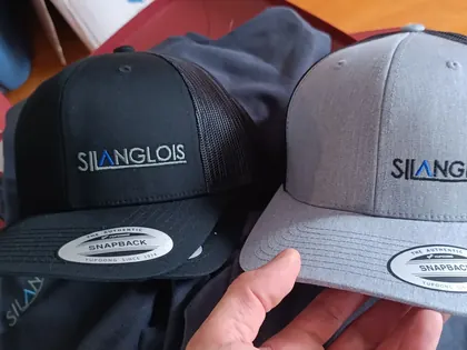 Casquettes noire et grise Silanglois personnalisées en broderie.
