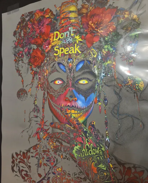 Feuille de transfert DTF imprimée, à l’endroit : un visage orné de fleurs surmonté du lettrage « Don’t Speak », dont la peau et le fond sont rendus par une trame de points sur le film translucide.