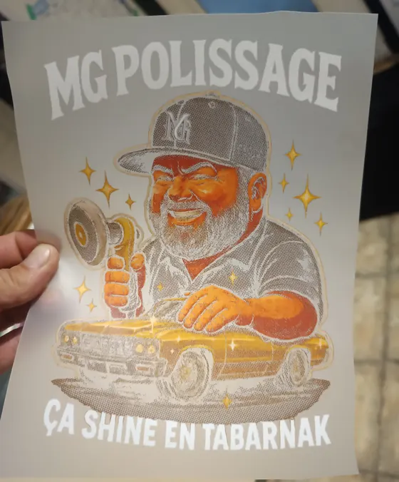 Feuille de transfert DTF MG Polissage tenue devant l’appareil, prête à être appliquée.